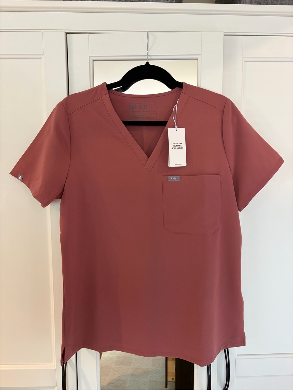 New with Tags! Figs Women's Catarina Scrub Top in Mauve - Size Medium